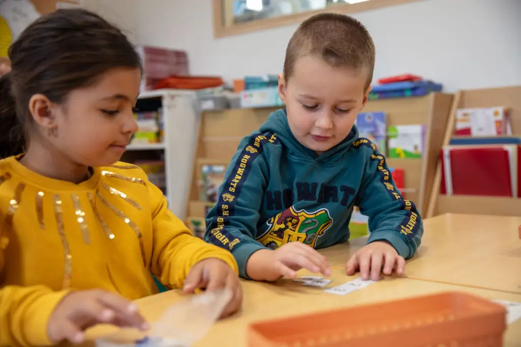 Spelende kinderen in een kleuterklas van basisschool Groei te Vlamertinge