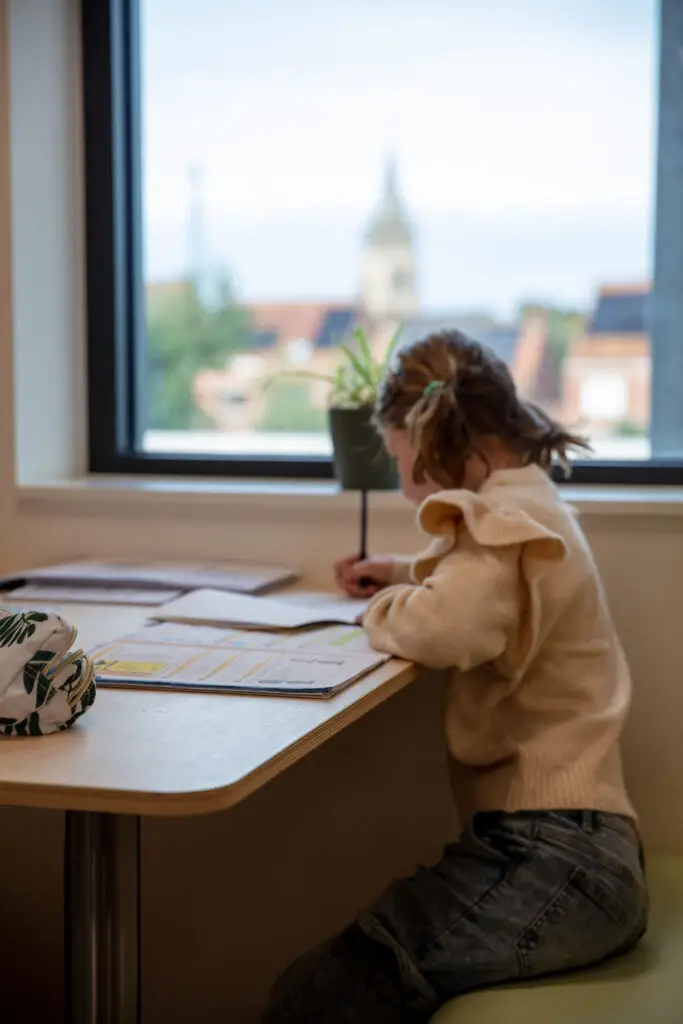 Kinderen maken een taak in de klas in de lagere school van basisschool Groei in Vlamertine